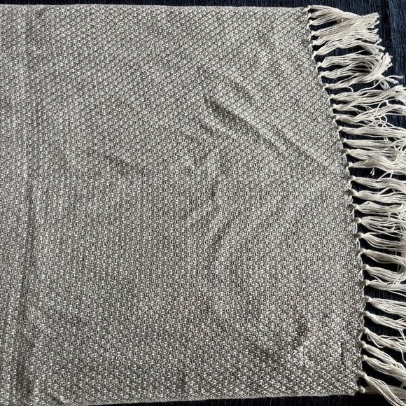 Pedsa Alpaca gray and white fringe scarf. Made in Peru - Picture 7 of 8